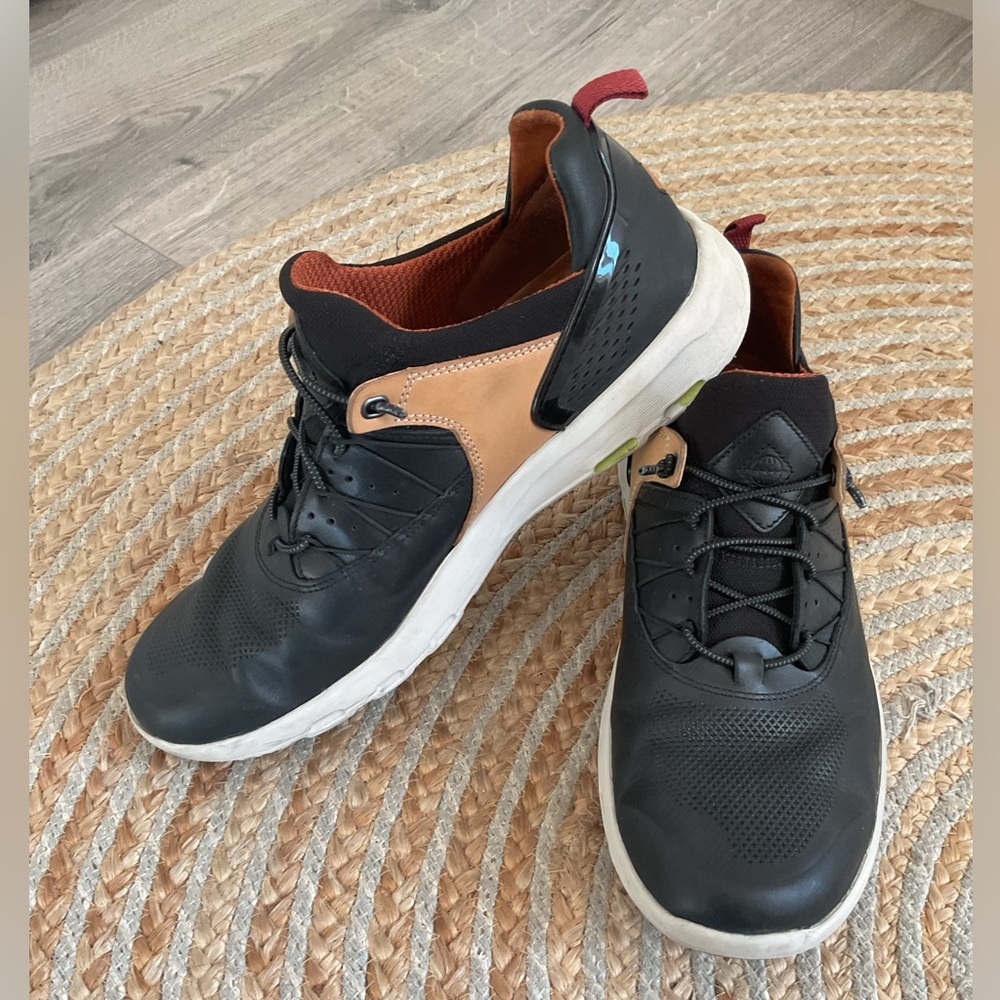 Rockport Leather Let’s Walk Bungee Comfort Shoe.